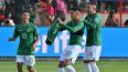 El delantero boliviano Ramiro Vaca (C) celebra con sus compañeros, el mediocampista Lucas Chávez (I) y el mediocampista Robson Matheus, tras anotar durante el partido de las eliminatorias sudamericanas para la Copa Mundial de la FIFA 2026 entre Bolivia y Venezuela, en el estadio Municipal, en El Alto, Bolivia, el 5 de septiembre de 2024.