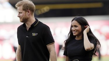 El príncipe Harry, duque de Sussex, camina junto a su esposa Meghan.