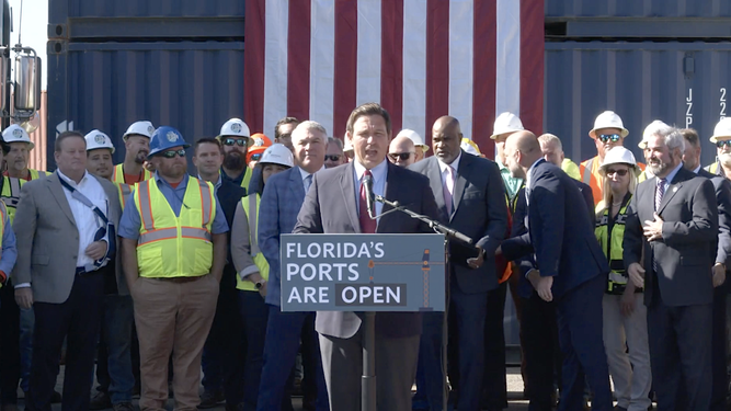 A través de una conferencia de prensa el martes 19 de octubre de 2021, el gobernador Ron DeSantis declaró que los puertos de Florida están abiertos al público