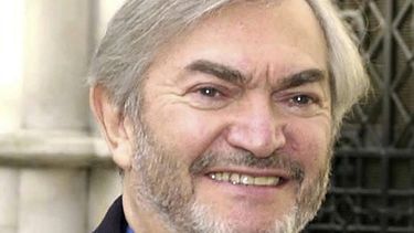 El compositor británico Monty Norman en una foto tomada el 19 de marzo de 2001. Norman, quien escribió el tema musical de las películas de James Bond, murió el lunes 11 de julio de 2022. Tenía 94 años.&nbsp;