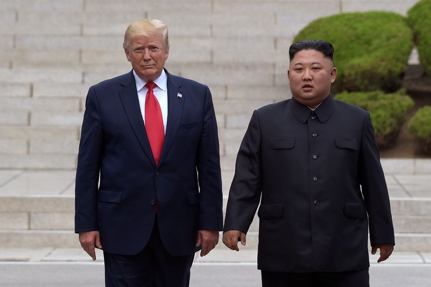 En esta fotograf&iacute;a de archivo del 30 de junio de 2019, el presidente Donald Trump, a la izquierda, se re&uacute;ne con el gobernante norcoreano Kim Jong Un en la parte fronteriza norcoreana en la aldea de Panmunjom, en la Zona Desmilitarizada