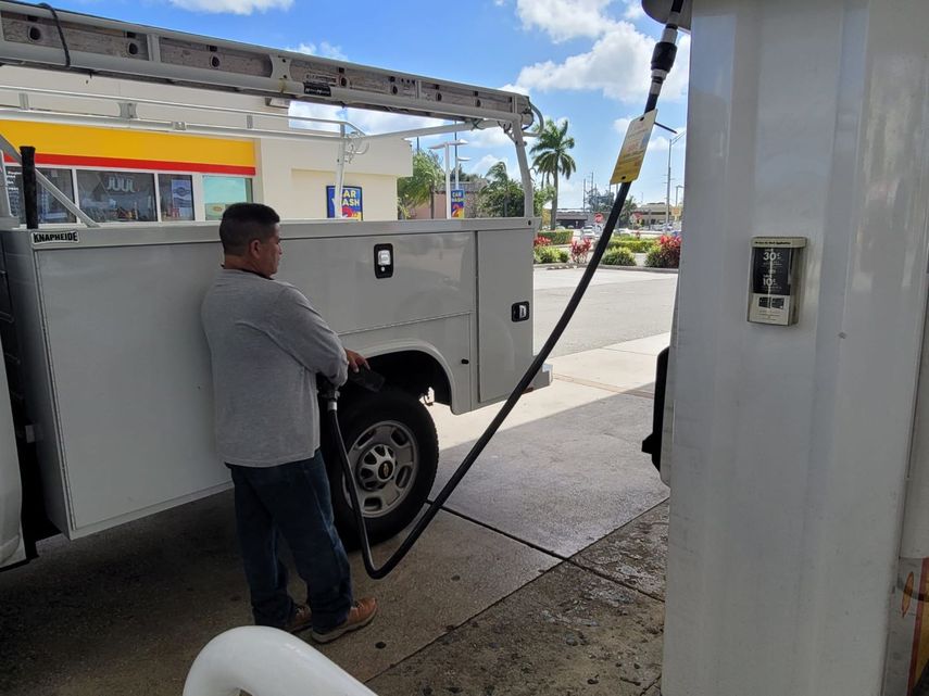 Un cliente en Miami echa gasolina a su vehículo con el precio del galón regular a $4.19