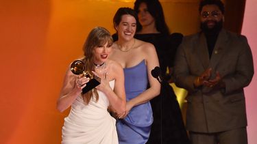 La cantautora estadounidense Taylor Swift acepta el premio Álbum del año por Midnights&nbsp;en el escenario durante la 66ª edición de los premios Grammy en el Crypto.com Arena de Los Ángeles el 4 de febrero de 2024. &nbsp; &nbsp;
