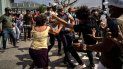 La policía detiene a un manifestante antigubernamental el domingo 11 de julio de 2021 durante una protesta en La Habana, Cuba. Familiares y amigos de cubanos que fueron arrestados en medio de las inéditas protestas han confirmado que las autoridades judiciales cubanas están desarrollando juicios sumarios contra los manifestantes La policía detiene a un manifestante antigubernamental el domingo 11 de julio de 2021 durante una protesta en La Habana, Cuba. Familiares y amigos de cubanos que fueron arrestados en medio de las inéditas protestas han confirmado que las autoridades judiciales cubanas están desarrollando juicios sumarios contra los manifestantes