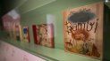 Varias traducciones del cuento icónico Bambi: A Life In The Woods de Felix Salten se exhiben en la Biblioteca del Ayuntamiento de Viena el 23 de marzo de 2021. Varias traducciones del cuento icónico Bambi: A Life In The Woods de Felix Salten se exhiben en la Biblioteca del Ayuntamiento de Viena el 23 de marzo de 2021.