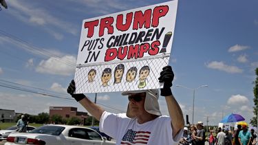 John Wise, de Overland Park, Kansas, sostiene una pancarta en la que protesta el trato que reciben los solicitantes de asilo en los centros de detención migratoria, el martes 2 de julio de 2019, a las afueras de la oficina del senador Pat Roberts en Overland Park, Kansas.&nbsp;