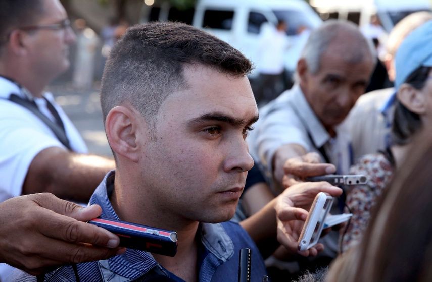 Poco antes de cumplir seis años de edad, González sobrevivió en noviembre de 1999 el naufragio de la balsa en la que su madre, su padrastro y otros cubanos intentaban alcanzar las costas estadounidenses