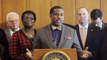 El senador Kevin Parker, demócrata por Brooklyn, durante una conferencia de prensa en el Capitolio en Albany, Nueva York, el 6 de febrero de 2017.