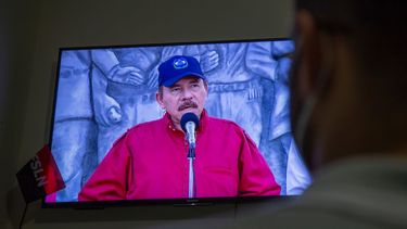 Un hombre observa en televisión un discurso del dictador Daniel Ortega el miércoles 23 de junio de 2021, en su casa en Managua, Nicaragua.