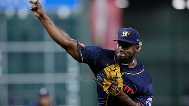 el abridor de los Astros de Houston, Ronel Blanco, lanza durante la primera entrada de un juego de béisbol contra los Azulejos de Toronto, el lunes 1 de abril de 2024, en Houston.&nbsp;