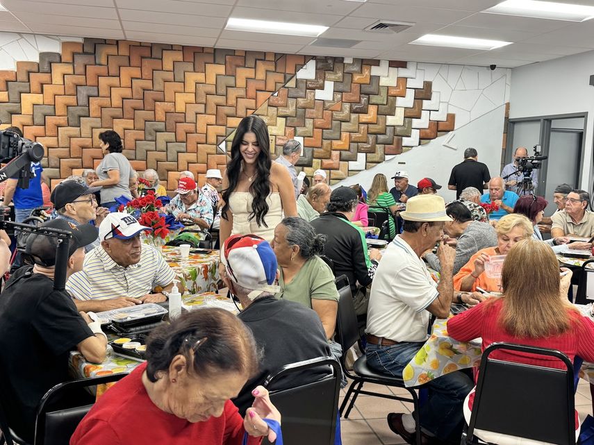 Jenisbel Acevedo saluda a personas de la tercera edad durante una entrega de almuerzos por Acción de Gracias el 27 de noviembre de 2024.&nbsp;