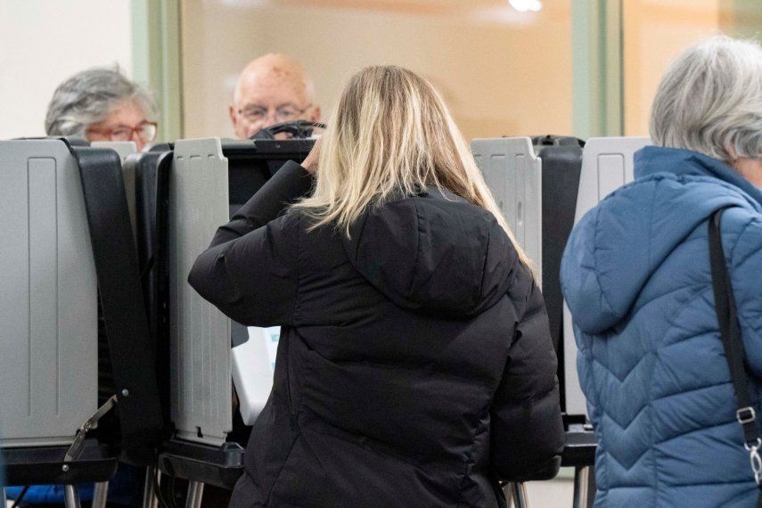 Varias personas emiten su derecho al voto.