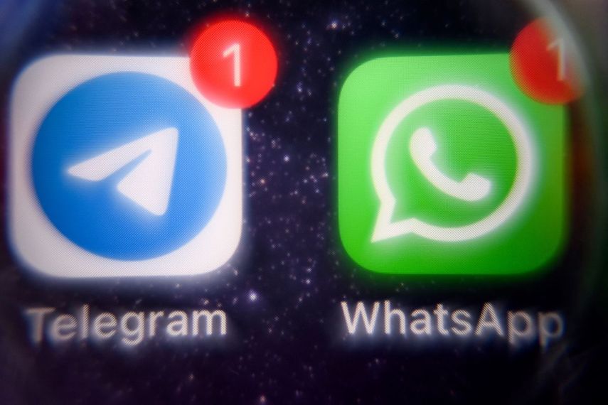 Esta fotografía, tomada el 23 de marzo de 2022, muestra el logotipo de Telegram, el servicio de mensajería y llamadas, y el logotipo de WhatsApp, el software estadounidense de mensajería instantánea, en la pantalla de un teléfono inteligente en Moscú. Rusia anunció restricciones a las llamadas en WhatsApp y Telegram el 13 de agosto de 2025, argumentando que esto era necesario para combatir la delincuencia, según informaron medios estatales. (Foto de AFP)