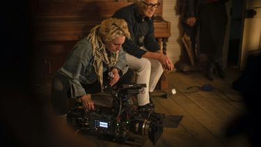 La cinefotógrafa Ari Wegner, a la izquierda, y la productora y directora Jane Campion en el set de The Power of the Dog.