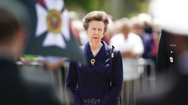 La princesa Ana asiste a una ceremonia por el 80 aniversario del Día D en la Place des Canadiens en Bretteville-lOrgueilleuse, Normandía, Francia, el 5 de junio de 2024.