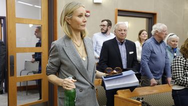 Gwyneth Paltrow llega a la corte el 23 de marzo de 2023 en Park City, Utah. Paltrow está acusada de lesionar al esquiador Terry Sanderson, de 76 años, dejándolo con las costillas rotas y daño cerebral duradero. Testifica doctora en demanda contra Paltrow.