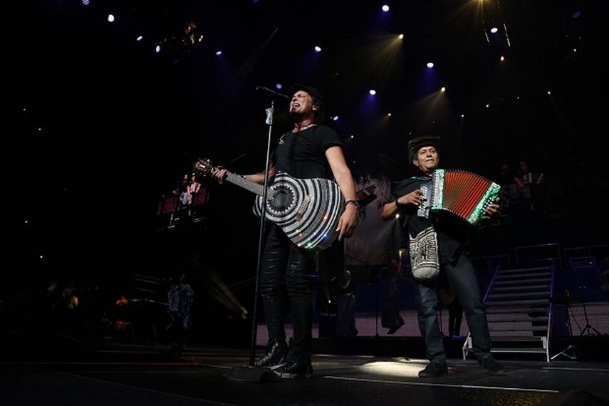 Carlos Vives deleitó a su público con un concierto muy alegre en el que interpretó sus éxitos y sorprendió con duetos con Maluma y Wisin. (CORTESÍA)