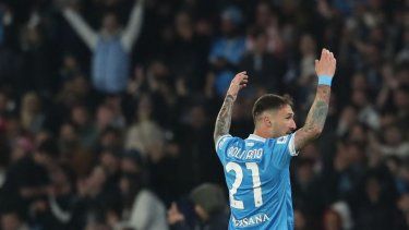 El atacante italiano Matteo Politano, del Nápoles, celebra tras anotar el único gol en un partido contra el AC Milan, el 6 de abril de 2026.