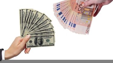 Billetes de dólar estadounidense y euros.