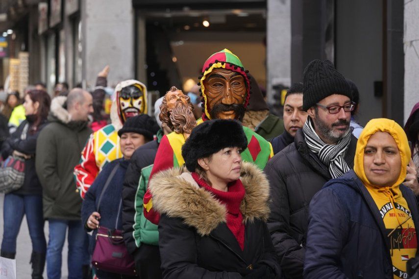 Dos personas con máscaras hacen fila para comprar lotería de Navidad en el centro de Madrid, España, el miércoles 21 de diciembre de 2022. El sorteo de Navidad del 22 de diciembre da inicio a las celebraciones navideñas tradicionales en España.&nbsp;