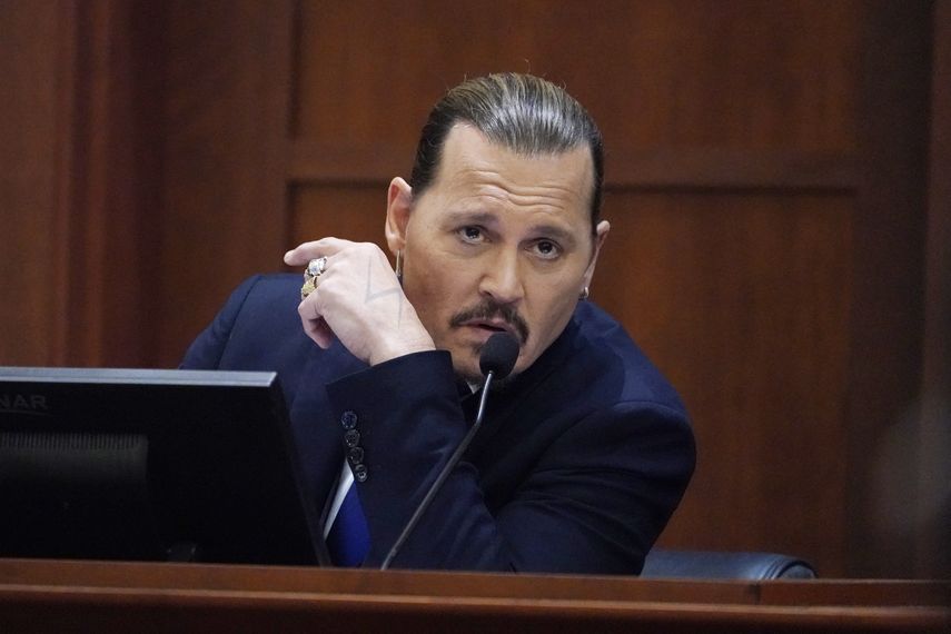 El actor Johnny Depp testifica en la sala del tribunal del tribunal de circuito del condado de Fairfax en Fairfax, Virginia, el 25 de abril de 2022.&nbsp;