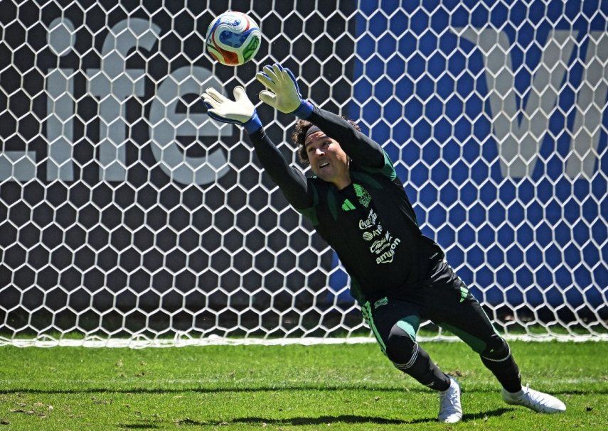 El portero de la selección de México, Guillermo Ochoa, durante una sesión de entrenamiento, el 15 de mayo de 2026.
