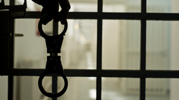 Un oficial de prisión muestra las esposas.