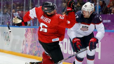 Shea Webber, de Canadá, cae frente a David Backes, de Estados Unidos, durante la semifinal de los Juegos Olímpicos de Invierno en Sochi, Rusia, el viernes 21 de febrero de 2014. Los jugadores de la NHL representantes de EEUU sumarían dos ediciones de los Juegos de Invierno sin participar
