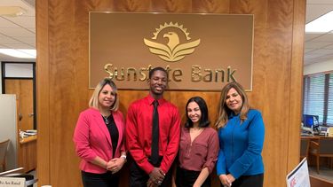 Yvonne Debesa, vicepresidenta de Sunstate Bank (der.), junto a la nueva generación de banqueros.