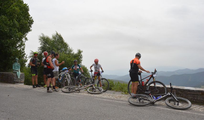 También hay peregrinos que recorren el Camino de Santiago en bici.