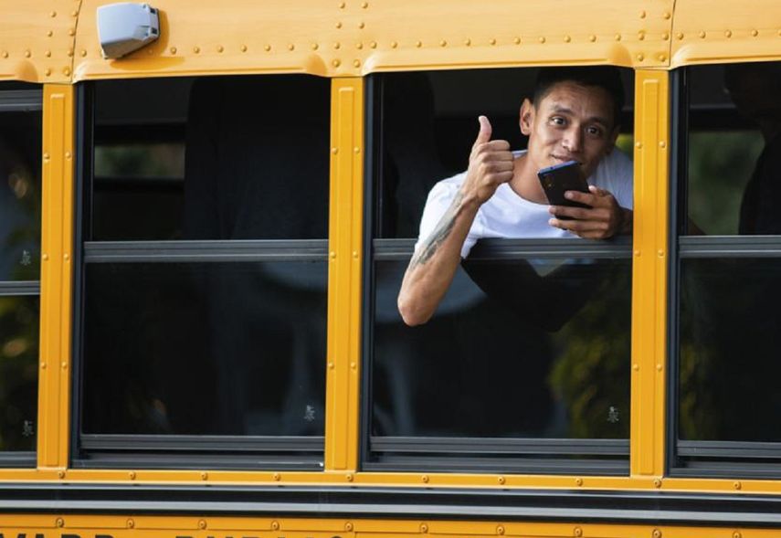 Decenas de migrantes llegan en autobuses a Filadelfia desde Texas