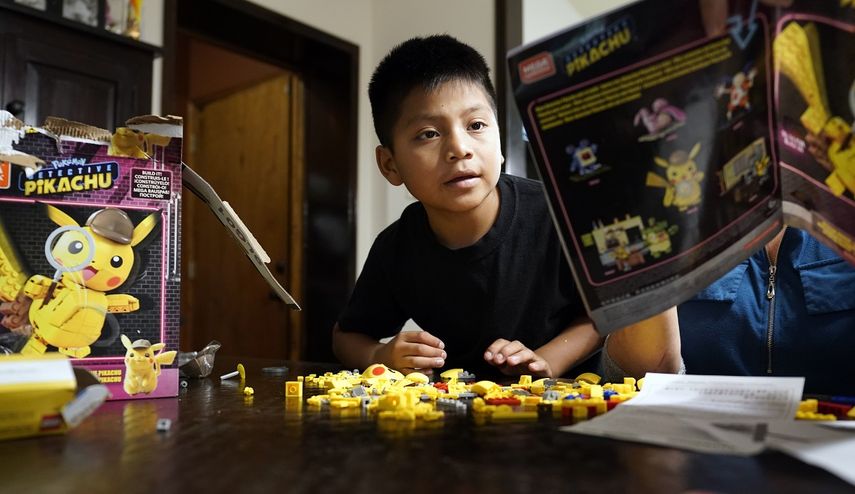 El ni&ntilde;o guatemalteco Byron Xol, que le fue arrebatado a su padre y luego &eacute;ste fue deportado, juega en Buda, Texas.&nbsp;