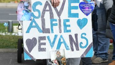Cartel en apoyo al bebé Alfie Evans