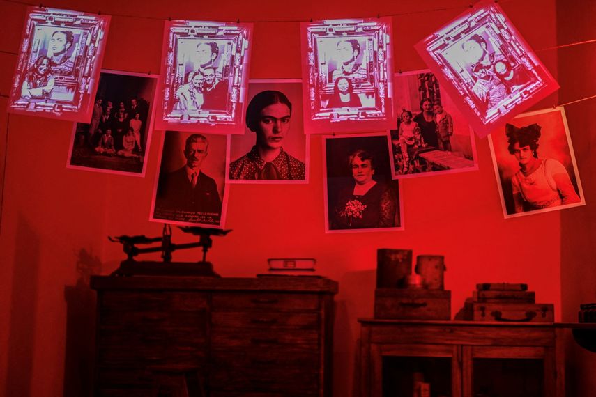 Una proyección ilumina las pertenencias de la pintora mexicana Frida Kahlo en el Museo Casa Kahlo, ubicado en el barrio de Coyoacán, Ciudad de México, el 3 de octubre de 2025.&nbsp; &nbsp; &nbsp;