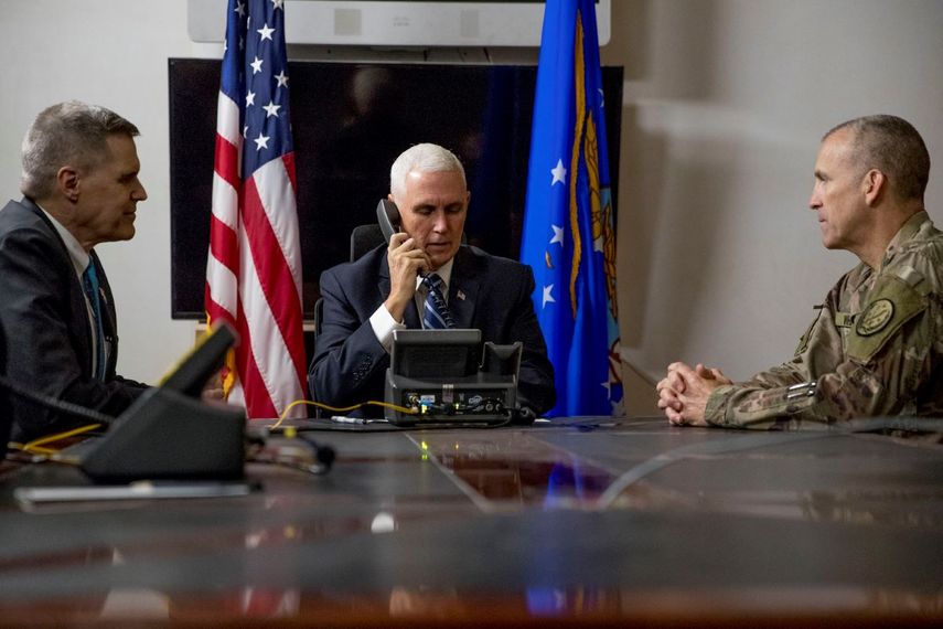 En esta foto del 23 de noviembre del 2019, el vicepresidente estadounidense Mike Pence, acompañado por el embajador en Irak Matthew Tueller, izquierda, y el teniente general Pat White, habla por teléfono con el primer ministro de Irak Adil Abdul-Mahdi en la base aérea de Al Asad Air, Irak. White es el comandante de la base de Fort Hood y enfrenta la dura tarea de reconstruir la confianza en una instalación que tiene una de las tasas más altas de asesinatos, violaciones y hostigamiento en el ejército estadounidense.&nbsp;