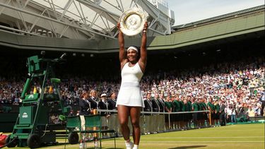 Serena Williams alza el trofeo de campeona de Wimbledon tras derrotar a Garbiñe Muguruza en la final, el 11 de julio de 2015.&nbsp;