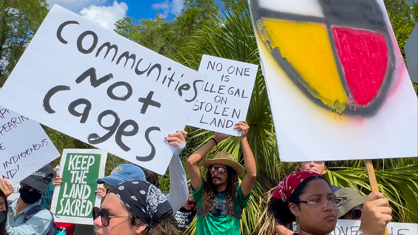 Activistas protestas en las inmediaciones del nuevo centro de detención de inmigrantes Alligator Alcatraz en los Everglades de Florida.