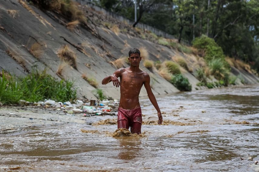 El río de aguas servidas y de lluvia que cruza Caracas se ha convertido en un espacio de trabajo de aquellos que no tienen para comer.&nbsp;