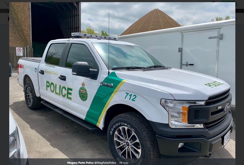 Fotografía de un auto de la Policía de Parques del Niágara publicada en su cuenta oficial de Twitter.