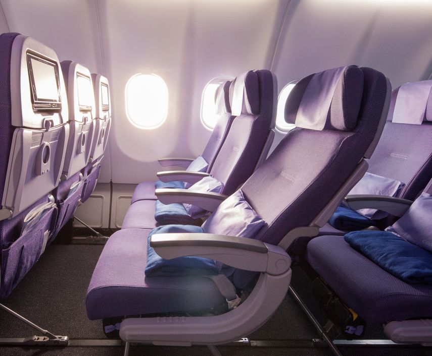 La cabina clase Turista de los aviones A330-300 de Corsair cuentan con pantallas tactilares para ver peliculas, vídeos y escuchar música, entre otras amenidades.