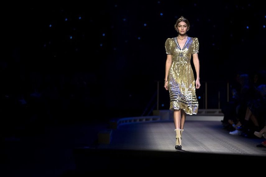 La modelo estadounidense Gigi Hadid luce una creación de la colección otoño/invierno 2016 del diseñador Tommy Hilfiger durante la Semana de la Moda de Nueva York. (EFE). 