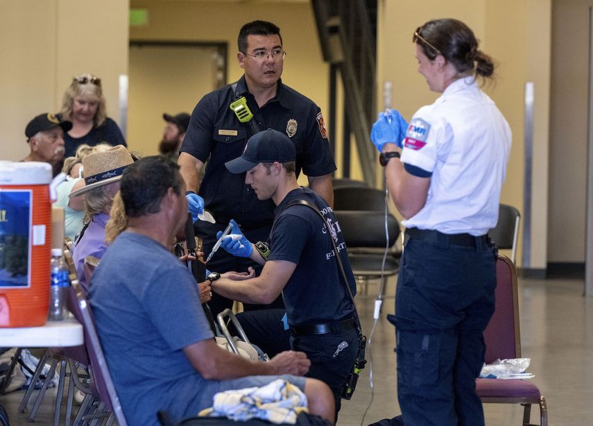 Bomberos y paramédicos atienden a personas afectadas por el calor durante un espectáculo aéreo el sábado 17 de agosto de 2024 en Colorado Springs, Colorado.&nbsp;
