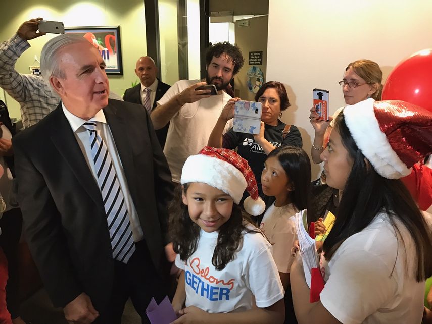 El alcalde Carlos Giménez recibió en su despacho a niños de familias indocumentadas. Los acompañan activista pro inmigrante