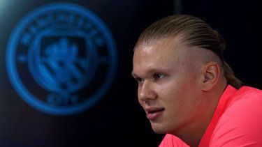 El noruego Erling Haaland, del Manchester City, habla en una conferencia de prensa el martes 5 de marzo de 2024&nbsp;