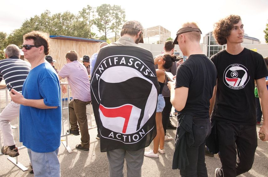 Manifestantes de Antifa, el movimiento antifascistas de izquierda, opuestos a la conferencia del supremacista blanco Richard Spencer en la Universidad de Florida.