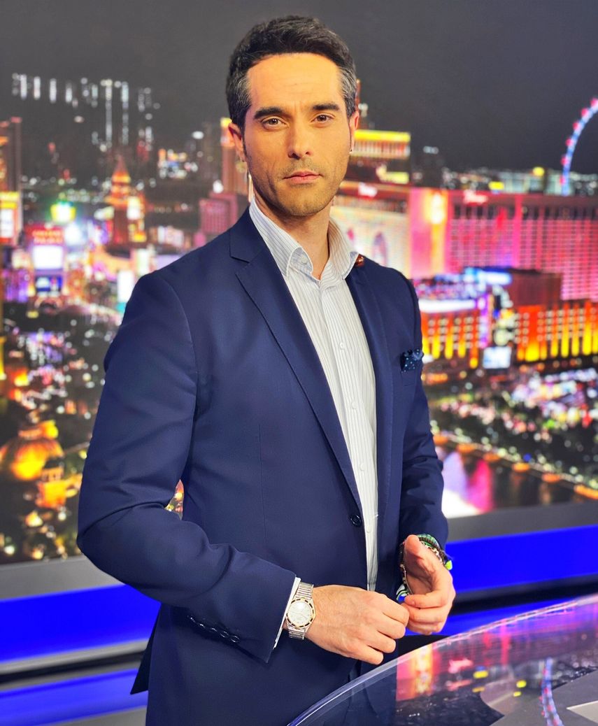 Antonio&nbsp;Texeira&nbsp;se&nbsp;alzó por segunda vez con el&nbsp;Emmy&nbsp;a&nbsp;Mejor&nbsp;presentador&nbsp;de noticias&nbsp;por su trabajo al frente de las noticias en Prime time en la cadena NBCUniversal Telemundo.&nbsp;