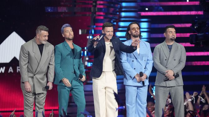 Joey Fatone, Lance Bass, Justin Timberlake, JC Chasez y Chris Kirkpatrick de NSYNC presentan el premio al mejor acto pop durante los MTV Video Music Awards el martes 12 de septiembre de 2023 en el Prudential Center en Newark, Nueva Jersey. La banda estrenó el sencillo Better Place.