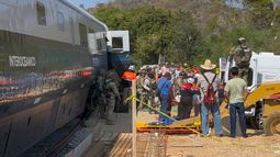 Soldados del Ejército Mexicano y miembros de Protección Civil rescatan a los pasajeros del tren Interoceánico que descarriló en Nizanda, estado de Oaxaca, en la ruta hacia Coatzacoalcos, México, el 28 de diciembre de 2025.