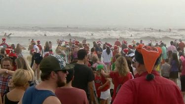 Miles de espectadores disfrutaron de los Santas que mostraron sus habilidades sobre las olas.