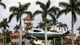 El expresidente Donald J. Trump a bordo del Marine One aterriza de nuevo en Mar-a-Lago mientras un helicóptero de escolta sobrevuela el viernes 29 de marzo de 2019.